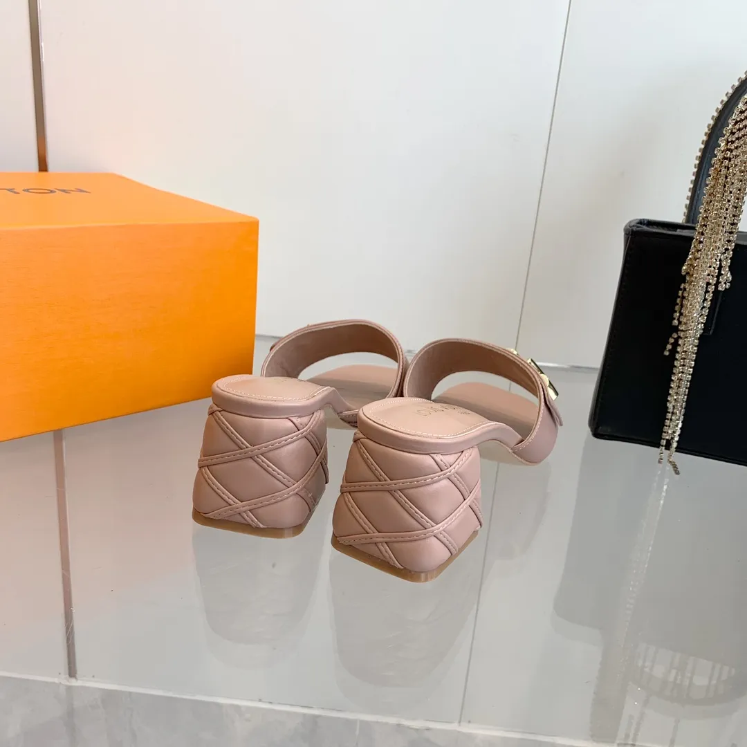 👟👟Ex-factory price 520👟👟 LV | Louis Vuitton ²⁰²³ 𝐬𝐬 🧡💚2️⃣0️⃣2️⃣4️⃣Early spring new model, top version⚠️ The counter features the latest models, square toe sandals, hard goods are new🆕 ❥Purchase level! Full of high-end feel! A popular model among bloggers at home and abroad, it’s retro and fashionable and looks amazing on your feet! Mainly recommended model on the official website★ ━━━━━ ЅᏇєєt ━━━━━ ▪️Upper: original cowhide + metal buckle ▪️Lining: imported goatskin lining ▪️Outsole: original Italian leather outsole ▪️Heel height: 5.5cm 9cm ▪️Shoe size: 35-39 (40 and 41 customized items are not returnable or exchangeable)